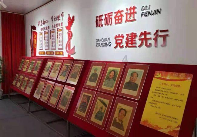 男孩吃鸡腿